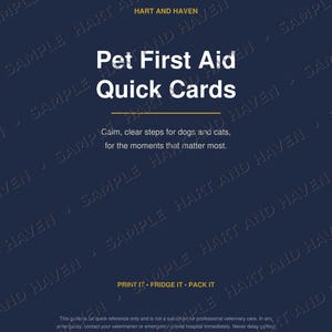 Könnte beinhalten: Eine dunkelblaue digitale Download-Karte mit dem Titel Pet First Aid Quick Cards von Hart and Haven. Der Text enthält: Calm, clear steps for dogs and cats, for the moments that matter most. PRINT IT, FRIDGE IT, PACK IT. Enthält einen medizinischen Hinweis.