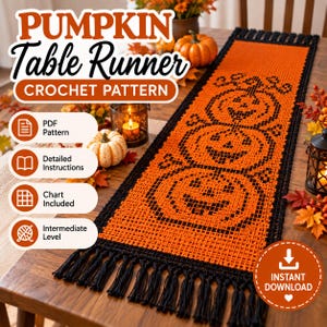 Peut inclure: Un chemin de table rectangulaire au crochet avec un motif à grille orange et noir représentant trois citrouilles d'Halloween empilées. Le chemin de table possède des franges noires aux deux extrémités et le texte PUMPKIN Table Runner CROCHET PATTERN.
