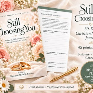 Può includere: Un diario di studio cristiano sul matrimonio intitolato Still Choosing You, con una copertina floreale e due anelli d'oro. Una pagina aperta mostra riflessioni quotidiane. Una penna dorata è appoggiata accanto. 45 pagine stampabili.