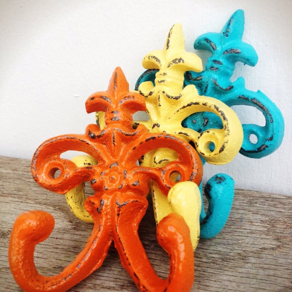 Bold petite fleur de lis ganchos de pared doble // ganchos de toalla // conjunto de tres calabazas de verano amarillo aqua blue & naranja // shabby chic