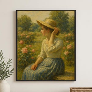 Puede incluir: Impresión artística enmarcada de una mujer con sombrero de paja, sentada en un jardín de rosas. La mujer lleva una blusa blanca y una falda azul. La pintura tiene un estilo suave e impresionista.