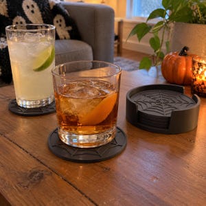 クモの巣コースターSTLファイル、ホルダー付き3Dプリント可能なハロウィンドリンクコースターセット