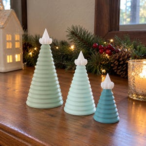 Archivos STL de trío de árboles de Navidad esponjosos, árboles de cono nevados imprimibles en 3D, bandeja escalonada