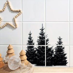 Puede incluir: Silueta negra de cuatro pinos sobre un fondo de azulejos blancos. Los árboles están dispuestos en fila, con el árbol más alto en el centro. Los árboles son todos del mismo tamaño y forma, y tienen un diseño simple y elegante.