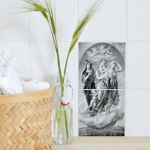 Puede incluir: Ilustración vintage en blanco y negro de tres mujeres con un bebé en un entorno de nubes. Las mujeres llevan túnicas largas y tienen halos. La ilustración está sobre un fondo de azulejos blancos.