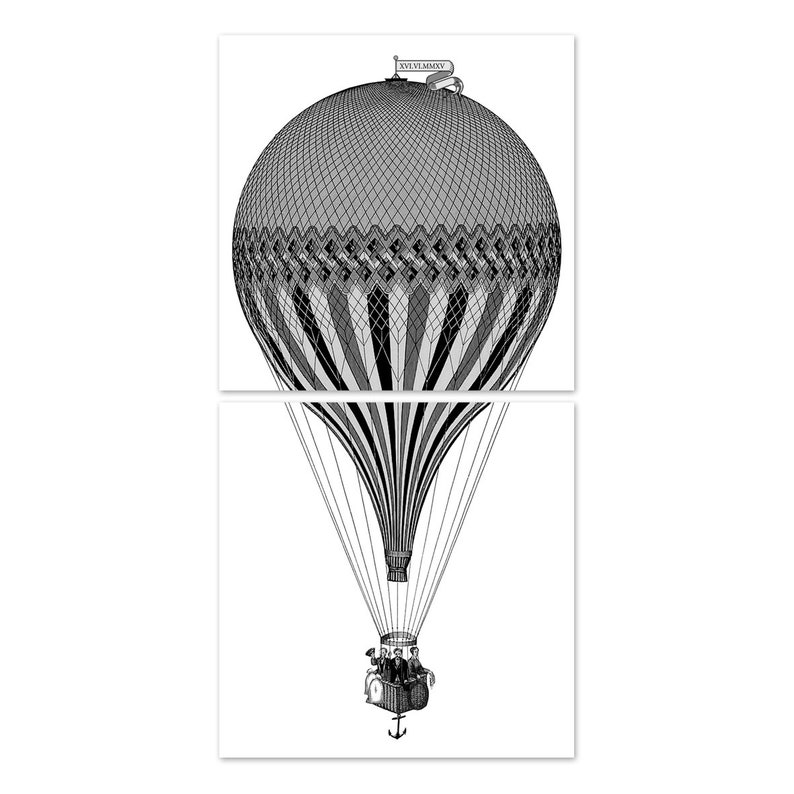Peut inclure: Une illustration en noir et blanc d'une montgolfi&egrave;re avec une nacelle et des passagers. Le ballon porte une banni&egrave;re qui dit "XXI VI MMXI".
