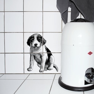 Puede incluir: Ilustración en blanco y negro de un cachorro sentado en una pared de azulejos blancos. El cachorro mira hacia la derecha. Un cubo de basura blanco con un borde negro está en el fondo.