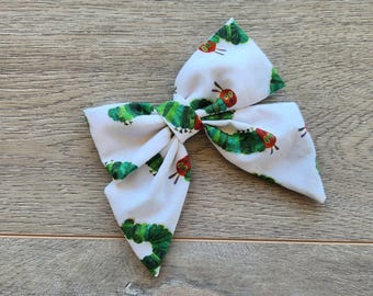 kokarda głodnej gąsienicy, kokarda żeglarska, kokarda z materiału w kropki, kokarda na pierwsze urodziny dziecka, kokarda do włosów dla dzieci, spinka do włosów dla dorosłych