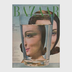 Puede incluir: Una portada de revista vintage de Harper's Bazaar con el rostro de una mujer reflejado en un vaso de agua. El texto de la portada de la revista dice "The Wonders of Water" y "Early Memoirs of Simone de Beauvoir".