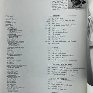 Puede incluir: Una portada de revista para Harper's Bazaar, con el rostro de una mujer con un velo de agua sobre ella. La portada de la revista es de color rojo vibrante con el t&iacute;tulo "BAZAAR" en letras blancas. La revista es de mayo de 1959.