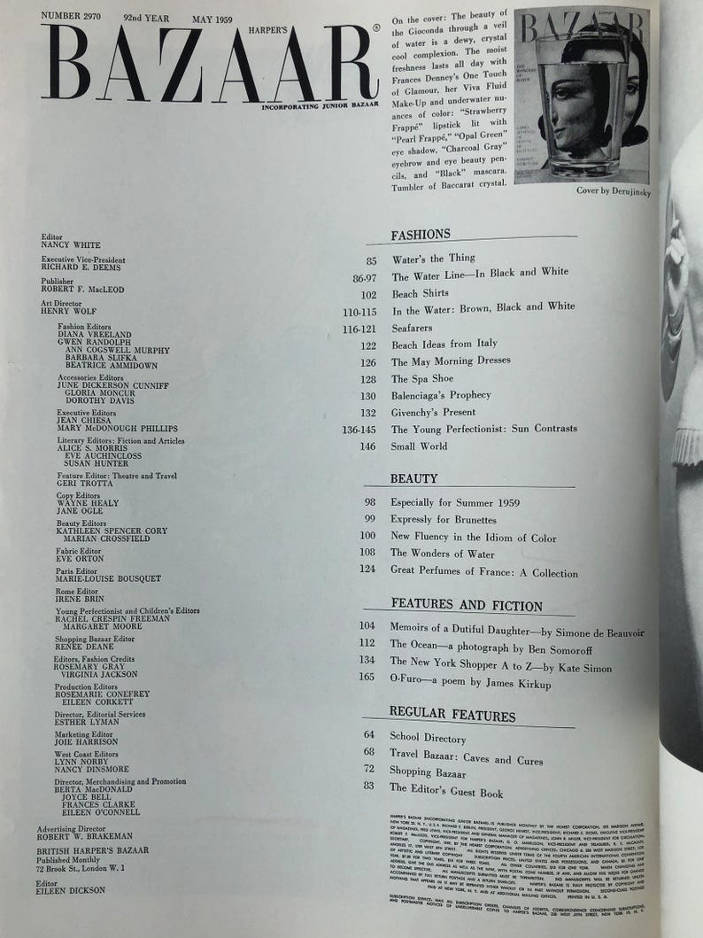 Puede incluir: Una portada de revista para Harper's Bazaar, con el rostro de una mujer con un velo de agua sobre ella. La portada de la revista es de color rojo vibrante con el t&iacute;tulo "BAZAAR" en letras blancas. La revista es de mayo de 1959.