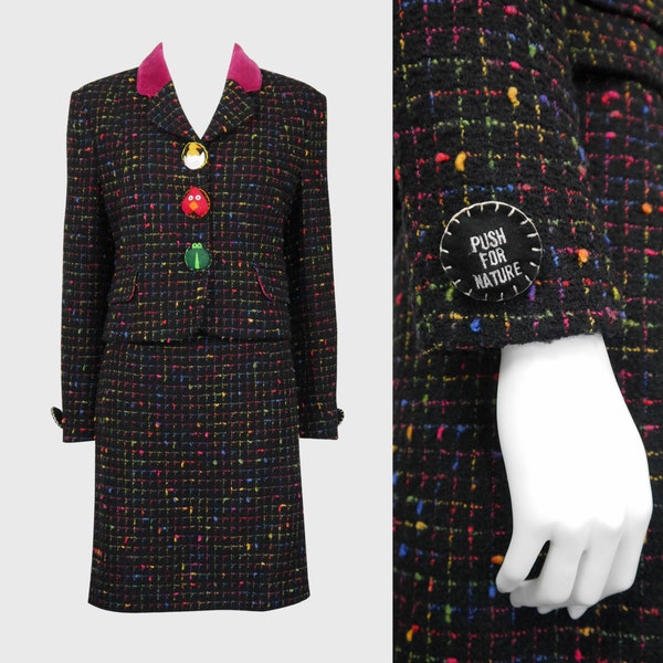 MOSCHINO années 1990 vintage « Push for Nature » Bouclé Veste &Jupe Costume Nouveauté Feutre Boutons Noir Arc-en-ciel Taille Petit-Moyen US 6-8