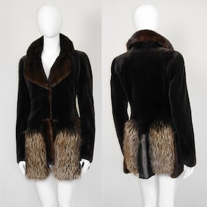 Peut inclure: Un manteau en fourrure marron avec un col en fourrure marron et une bordure en fourrure marron et grise en bas. Le manteau est sur un mannequin blanc.