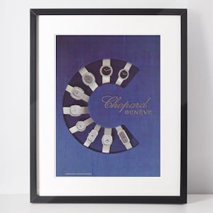 Könnte beinhalten: Gerahmte Vintage-Werbung für Chopard-Uhren. Das Bild zeigt eine halbkreisförmige Anordnung verschiedener Uhrendesigns vor blauem Hintergrund. Der Markenname "Chopard GENEVE" ist in goldener Schrift dargestellt.