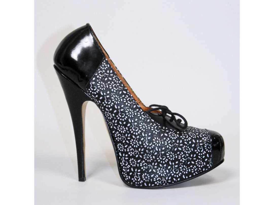 【洋書】ＶＩＶＩＥＮＮＥ ＷＥＳＴＷＯＯＤ ＳＨＯＥＳ 写真集 洋書】VIVIENNE WESTWOOD SHOES 写真集