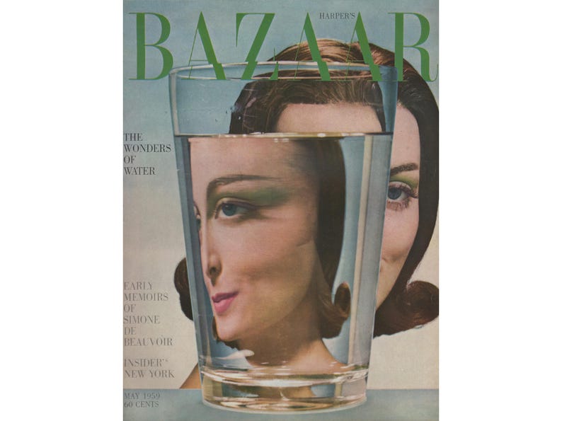 Puede incluir: Una portada de revista vintage con el rostro de una mujer reflejado en un vaso de agua. La revista se titula "Harper's Bazaar" y el texto de la portada dice "The Wonders of Water" y "Early Memoirs of Simone de Beauvoir".
