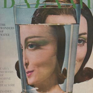Puede incluir: Una portada de revista para Harper's Bazaar con el rostro de una mujer reflejado en un vaso de agua. El texto de la portada de la revista dice "The Wonders of Water" y "Early Memoirs of Simone de Beauvoir".