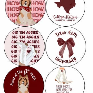 Puede incluir: Seis pegatinas circulares con temas de Texas A&M. Los diseños incluyen un collie con texto 'HOWDY', un mapa de Texas con 'College Station', 'GIG 'EM AGGIES' con botas blancas, un lazo granate con 'Texas A&M University', un collie con 'home of the 12th man', y botas blancas con 'THESE BOOTS WERE MADE FOR WALKING TO Kyle Field'.