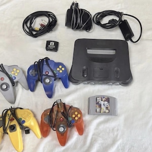 Vintage 1990-tals Nintendo 64 N64-konsol med 4 kontroller NUS-001