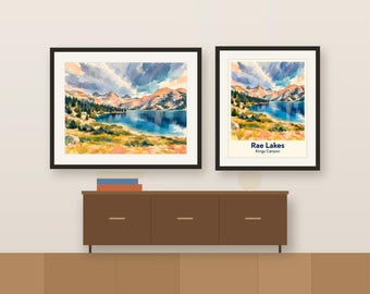 Può includere: Due stampe paesaggistiche incorniciate con un dipinto ad acquerello di Rae Lakes nel Kings Canyon. L'opera raffigura un lago blu circondato da montagne, alberi sempreverdi e terreno dorato sotto un cielo nuvoloso. La stampa a destra include il testo Rae Lakes Kings Canyon.