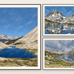 Puede incluir: Tres cuadros de pared con paisajes de montaña. Una impresión vertical muestra un lago alpino azul rodeado de laderas rocosas. Dos impresiones horizontales representan picos nevados reflejados en aguas tranquilas bajo cielos azules y nublados.
