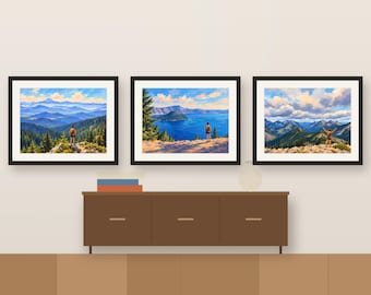 Könnte beinhalten: Drei gerahmte Landschaftsgemälde an einer Wand. Jedes Kunstwerk zeigt eine Person auf einem Berggipfel mit Blick auf weite blaue Panoramen, tiefe Täler, einen großen See und zerklüftete Gebirgszüge unter einem bewölkten Himmel.