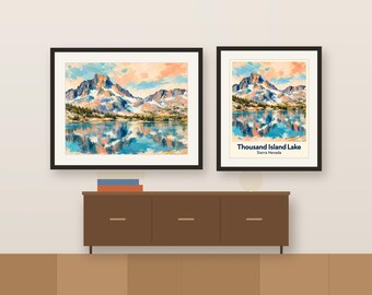 Könnte beinhalten: Zwei gerahmte Wandbilder, die eine Berglandschaft mit einem See zeigen. Der rechte Druck enthält den Text Thousand Island Lake Sierra Nevada. Das Kunstwerk verwendet eine Palette aus Blau, Orange und Weiß für Gipfel und Spiegelungen.