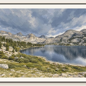 Peut inclure: Une peinture de paysage encadr&eacute;e repr&eacute;sentant un lac alpin bleu profond entour&eacute; de sommets montagneux rocheux et enneig&eacute;s sous un ciel nuageux et textur&eacute;. Le premier plan pr&eacute;sente des arbustes verts et des pierres grises.
