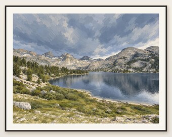 Può includere: Un dipinto paesaggistico incorniciato che raffigura un lago alpino blu profondo circondato da cime montuose rocciose e innevate sotto un cielo nuvoloso e strutturato. Il primo piano presenta arbusti verdi e pietre grigie.