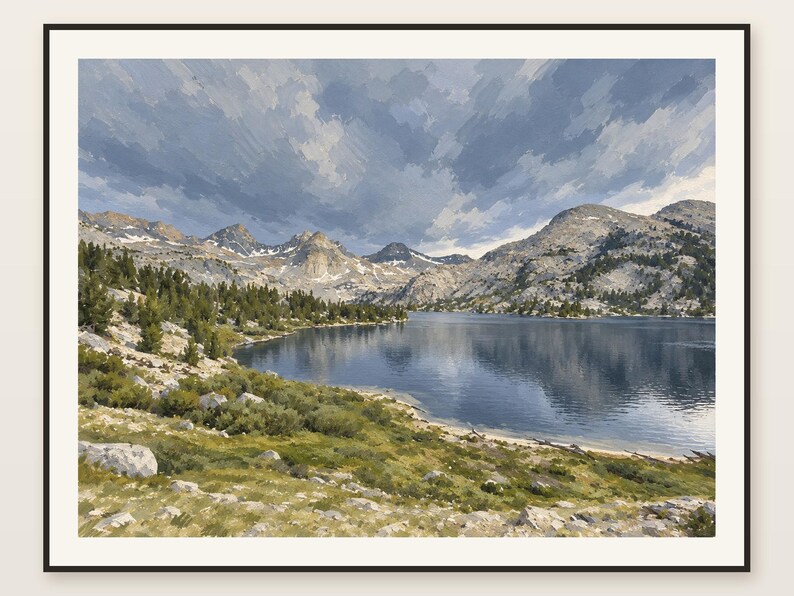 Peut inclure: Une peinture de paysage encadr&eacute;e repr&eacute;sentant un lac alpin bleu profond entour&eacute; de sommets montagneux rocheux et enneig&eacute;s sous un ciel nuageux et textur&eacute;. Le premier plan pr&eacute;sente des arbustes verts et des pierres grises.