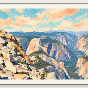 K&ouml;nnte beinhalten: Ein gerahmtes Landschaftsgem&auml;lde des Yosemite-Nationalparks mit dem Half Dome im Zentrum, umgeben von schroffen Granitfelsen und tiefgr&uuml;nen Kiefernw&auml;ldern unter einem Himmel voller hellblauer und pfirsichfarbener Wolken.