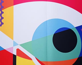 Può includere: Un tappetino da scrivania rettangolare caratterizzato da un vivace motivo geometrico multicolore. Il design include forme audaci come cerchi, triangoli e linee ondulate in tonalità di rosso, blu, giallo, verde e viola su sfondo bianco.