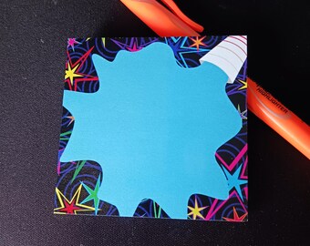 Può includere: Un blocco note adesivo blu con un motivo a stella nera, bianca e verde neon. Il blocco ha un design a schizzi blu con un bicchiere di carta bianco in cima. Il bicchiere ha una cannuccia a righe rosse e bianche.