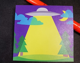 Può includere: Adesivo quadrato con un'illustrazione a cartoni animati di un UFO che emette un raggio di luce gialla su un campo verde. Lo sfondo è viola con nuvole, una luna e due alberi verdi. Un pennarello arancione è sullo sfondo.