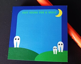 Può includere: Un blocco note blu e verde con il testo "Just going for a walk" e una luna crescente gialla. Tre figure di fantasmi bianchi sono su una collina verde.