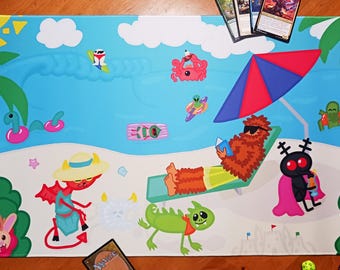 Può includere: Un tappetino da gioco rettangolare con una colorata scena da spiaggia che raffigura una creatura pelosa marrone con occhiali da sole su una sedia a sdraio, un insetto nero, un drago rosso e una lucertola verde sotto un cielo azzurro.