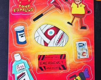 Può includere: Un foglio di adesivi colorati con varie illustrazioni di cartoni animati. I disegni includono un logo Pony Express, una mummia, un personaggio di cavallo dei cartoni animati, una bottiglia di disinfettante e un segnale di avvertimento. Forbici arancioni sullo sfondo.