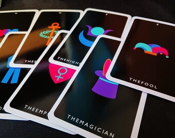 Può includere: Una collezione di carte dei tarocchi con sfondo nero e icone minimaliste colorate. Le carte visibili includono Il Matto con un cappello da giullare, Il Mago con un cilindro, L'Imperatrice con un cuore e La Papessa con una mezzaluna.