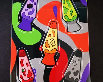 Può includere: Un'illustrazione colorata con sei design di lampade a lava con vari temi spettrali e divertenti. Le lampade hanno colori e design diversi, tra cui un fantasma, un alieno e un teschio. Lo sfondo è un mix di rosso, verde, nero e grigio.