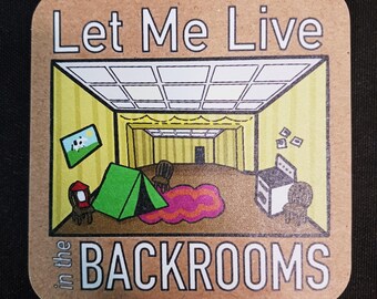 Può includere: Un sottobicchiere quadrato con sfondo color cuoio che presenta un'illustrazione a fumetti di una stanza gialla con una tenda verde, un tappeto rosa, una stufa e sedie. Il testo recita Let Me Live in the BACKROOMS in caratteri bianchi e neri.