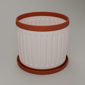 Op de afbeelding: Een cilindervormige plantenpot met een witte behuizing voorzien van verticale ribbels en een contrasterende rand in terracotta. De pot staat op een bijpassende, ronde schotel in dezelfde terracotta kleur.