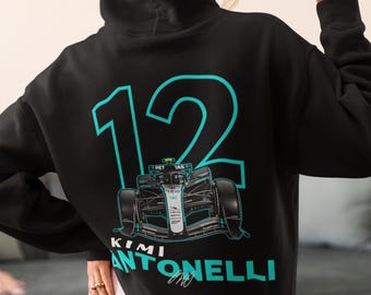 Könnte beinhalten: Ein schwarzer Kapuzenpullover mit einer großen türkisfarbenen Nummer 12 auf der Rückseite. Unter der Nummer befindet sich eine Grafik eines Formel-1-Rennwagens in Türkis und Schwarz, mit dem Text KIMI ANTONELLI in Türkis und einer Signatur.