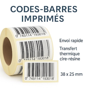 Op de afbeelding: Een rol witte zelfklevende etiketten met zwarte barcodes met het nummer 0 745114 193018. De tekst CODES-BARRES IMPRIMÉS, Envoi rapide, Transfert thermique cire-résine en de afmetingen 38 x 25 mm zijn duidelijk zichtbaar.