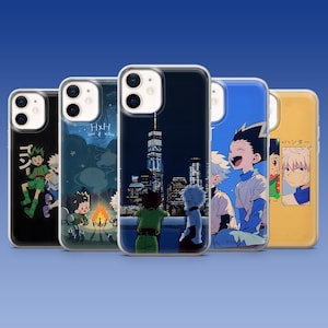 Puede incluir: Cinco fundas transparentes para smartphone con ilustraciones estilo anime de dos personajes. Los diseños incluyen personajes junto a una fogata, frente a un horizonte urbano nocturno, riendo, y una funda amarilla con un retrato y texto japonés.