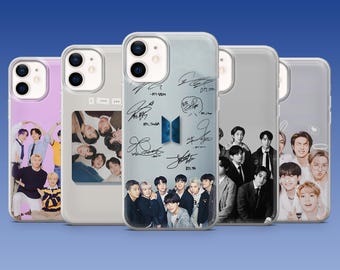 Könnte beinhalten: Fünf transparente Smartphone-Hüllen mit BTS-Motiven. Die Designs zeigen Gruppenporträts, eine Fotocollage und eine mittlere Hülle mit dem BTS-Logo sowie gedruckten Unterschriften. Jede Hülle verfügt über Aussparungen für zwei Kameras.