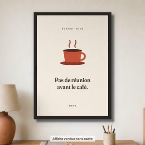 Könnte beinhalten: Ein gerahmter Kunstdruck mit cremefarbenem Hintergrund, einem roten Kaffeetassen-Symbol, dem Text "BUREAU N° 01", dem französischen Satz "Pas de réunion avant le café." und dem Markennamen "WEYA" in Schwarz.