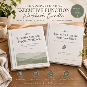 Puede incluir: Dos carpetas blancas tituladas The Complete ADHD Executive Function Workbook Bundle, que incluyen el ADHD Executive Function Support Workbook y el ADHD Executive Function Reset Workbook, con ilustraciones de montañas verdes y texto.