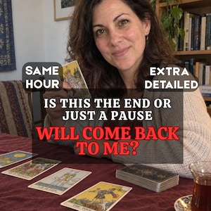 Può includere: Un set di carte dei tarocchi disposte su una tovaglia rosso scuro, tra cui Il Matto, l'Asso di Coppe e il Dieci di Denari. Il testo sovrapposto recita: SAME HOUR, EXTRA DETAILED, IS THIS THE END OR JUST A PAUSE, WILL COME BACK TO ME? Un mazzo è vicino.