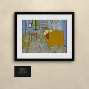 Pu&ograve; includere: Una stampa d'arte incorniciata della Camera di Vincent van Gogh ad Arles, con un letto giallo, sedie in legno e un tavolo in una stanza blu con una finestra verde. Sotto la stampa c'&egrave; una piccola targa nera con testo bianco descrittivo.