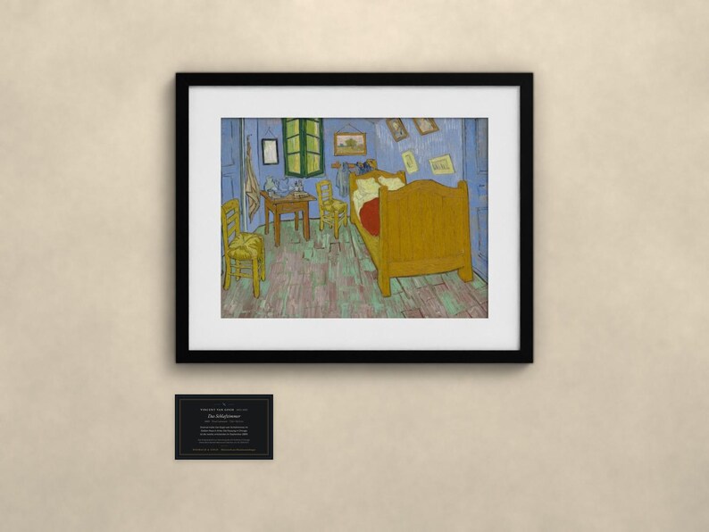 Pu&ograve; includere: Una stampa d'arte incorniciata della Camera di Vincent van Gogh ad Arles, con un letto giallo, sedie in legno e un tavolo in una stanza blu con una finestra verde. Sotto la stampa c'&egrave; una piccola targa nera con testo bianco descrittivo.